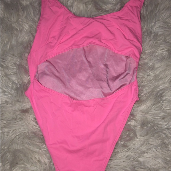 One piece - Picture 2 of 2